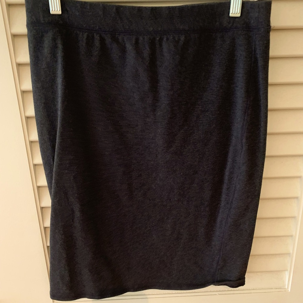 Old Navy grey skirt. Size Medium. Elastic waist. 22” in length.